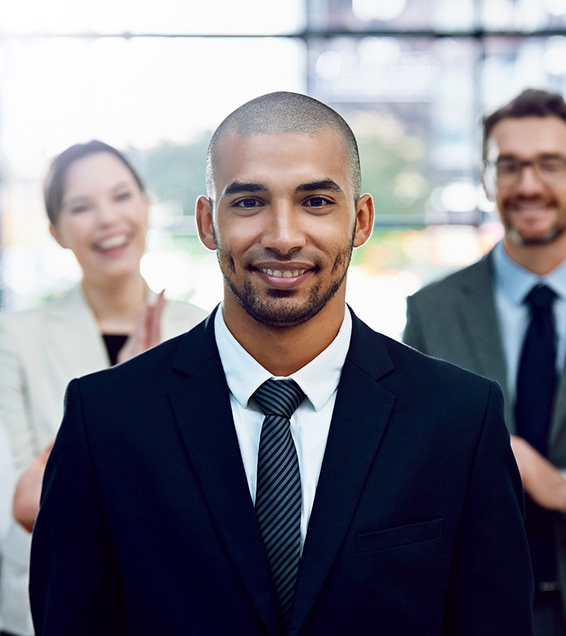 Collaborateur entouré par son équipe