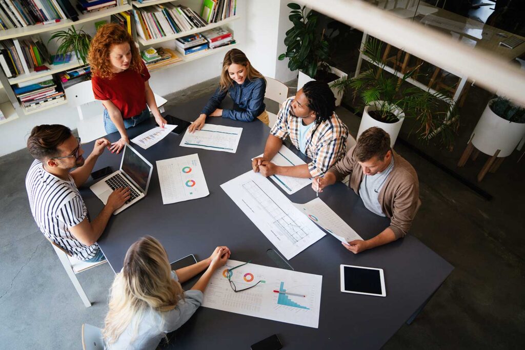 Équipe travaillant en collaboration sur un projet numérique