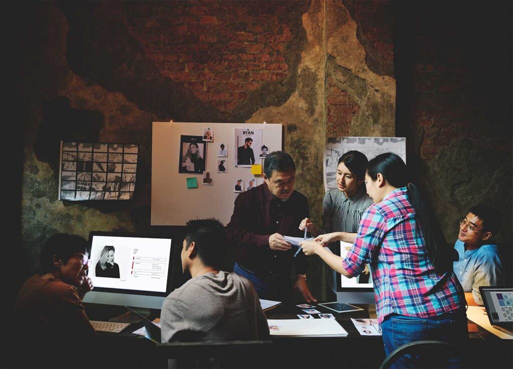 Collaborateurs au travail dans leurs locaux