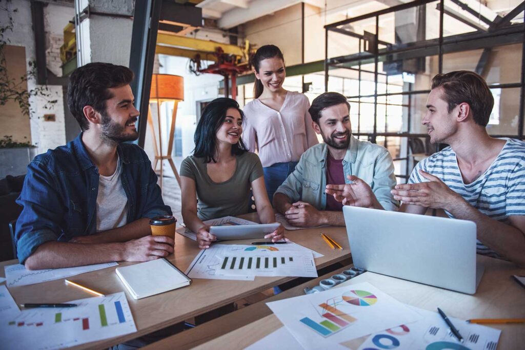 Jeune équipe travaillant ensemble au bureau