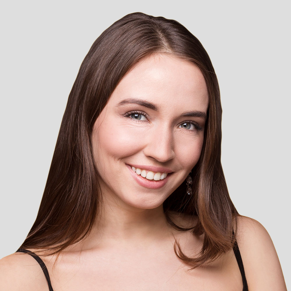 Femme aux cheveux longs souriant face à l'objectif