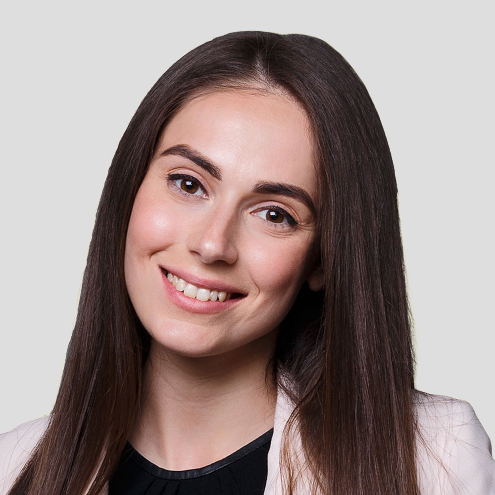 Femme professionnelle souriant face à l'objectif