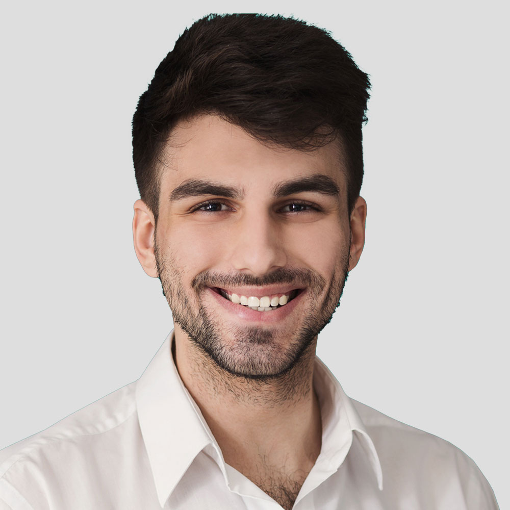 Homme barbu souriant face à l'objectif