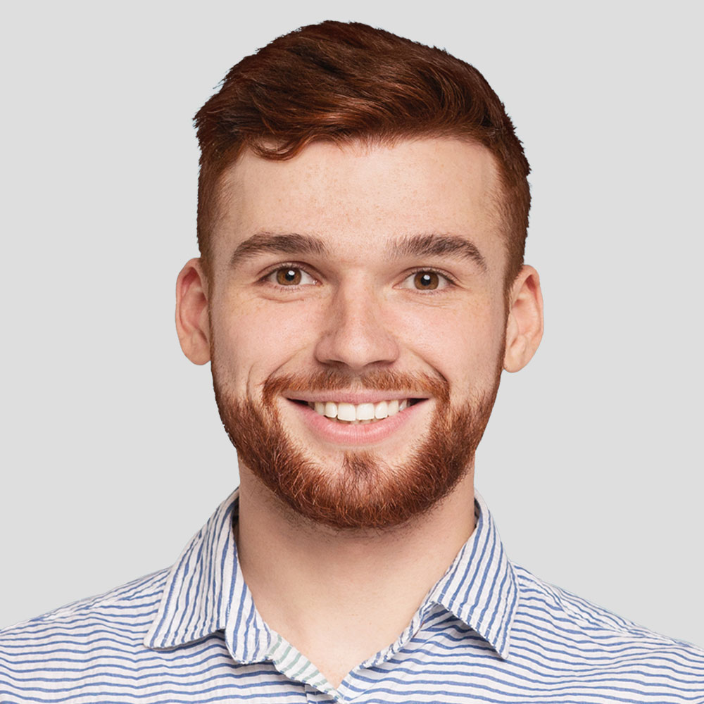 Homme souriant face à l'objectif