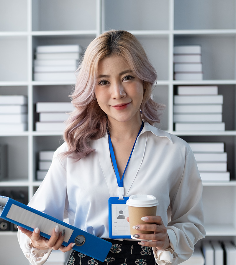 Professionnelle consultant un dossier de travail
